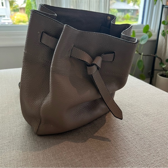 Leather crossbody bucket bag - Picture 4 of 7
